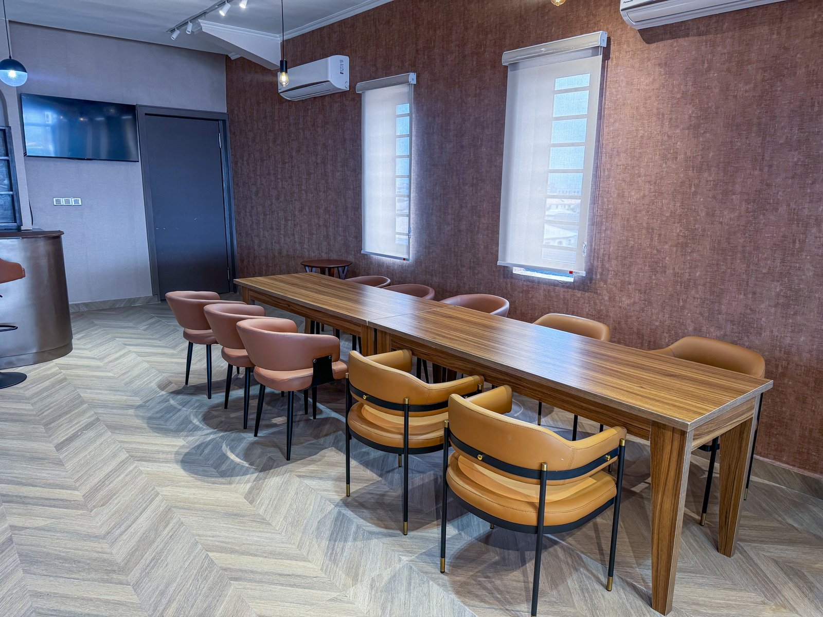 Executive Lounge — Long Interior